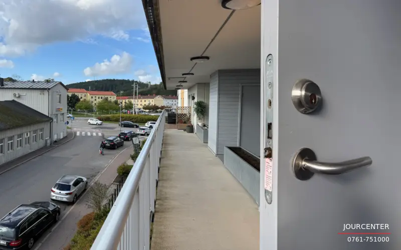 Låssmedsuppdrag i Bellevue, Gamlestaden. Jourcenter återmonterade ett D-Line-trycke som fallit isär efter många års användning.